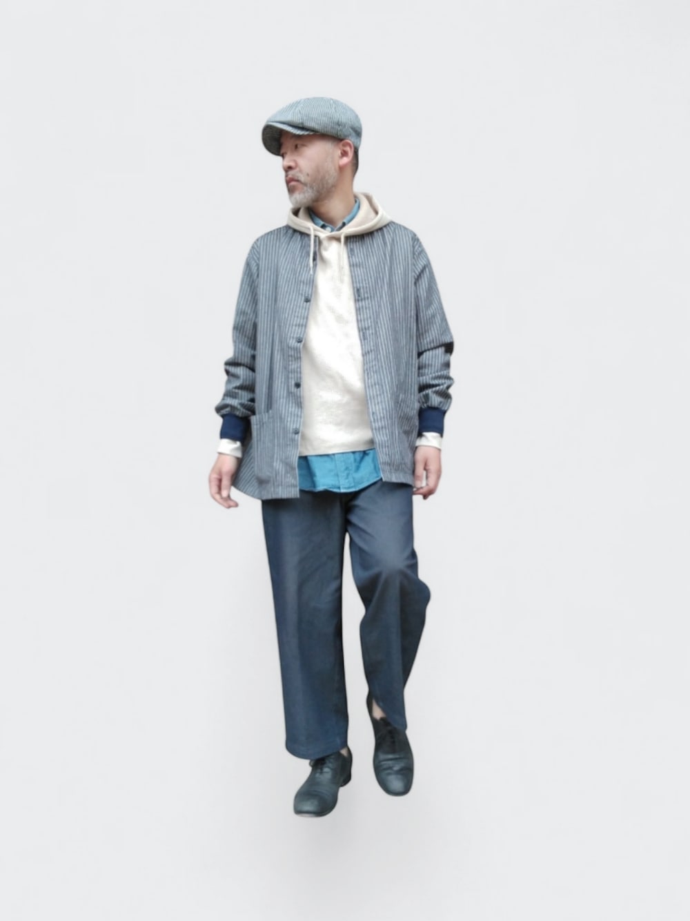 ブルー系のその他パンツ、ベージュ系のパーカー、ブルー系のシャツ/ブラウスを着用したメンズの春コーディネートの1枚目の写真