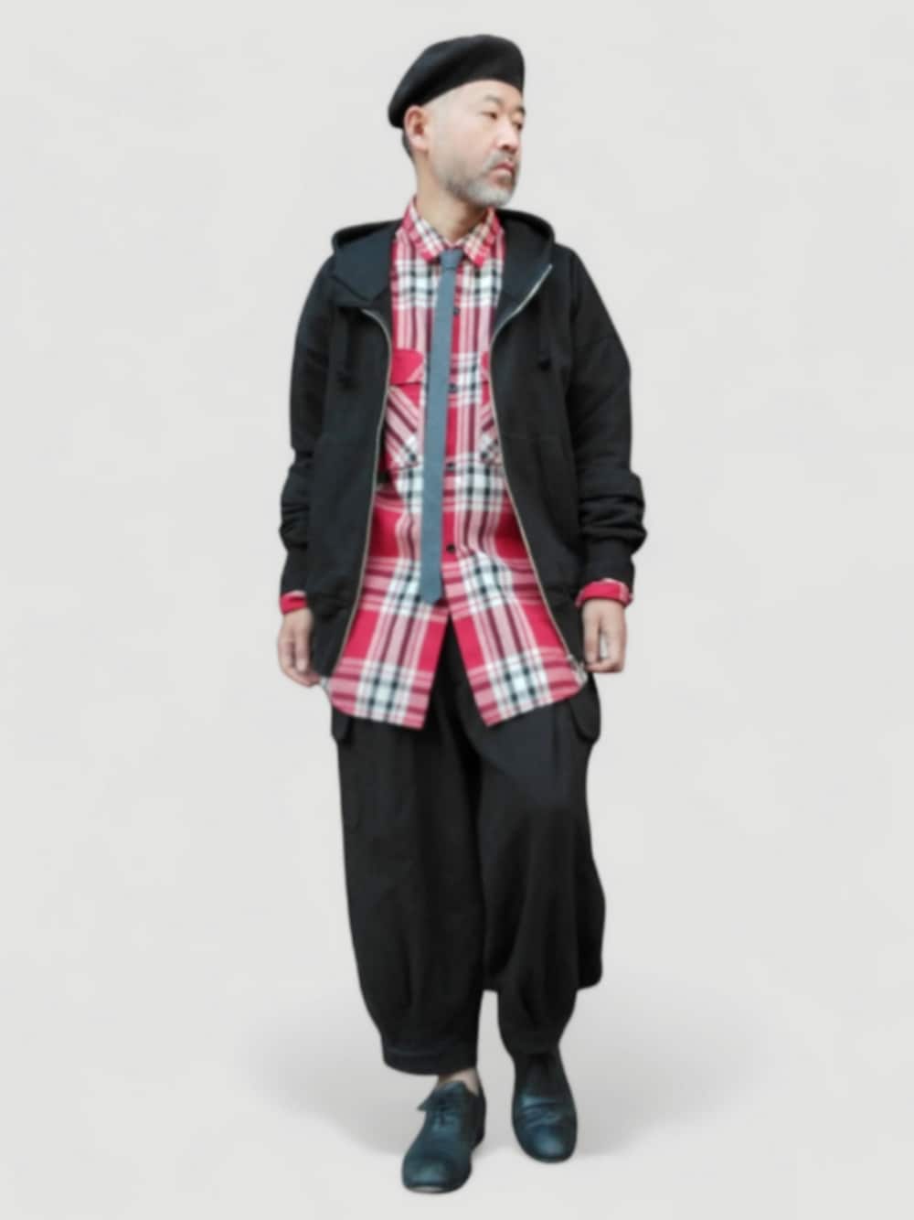 ブラック系のスウェットパンツ、ブラック系のパーカー、ブラック系のハンチング/ベレー帽を着用したメンズの冬コーディネートの1枚目の写真