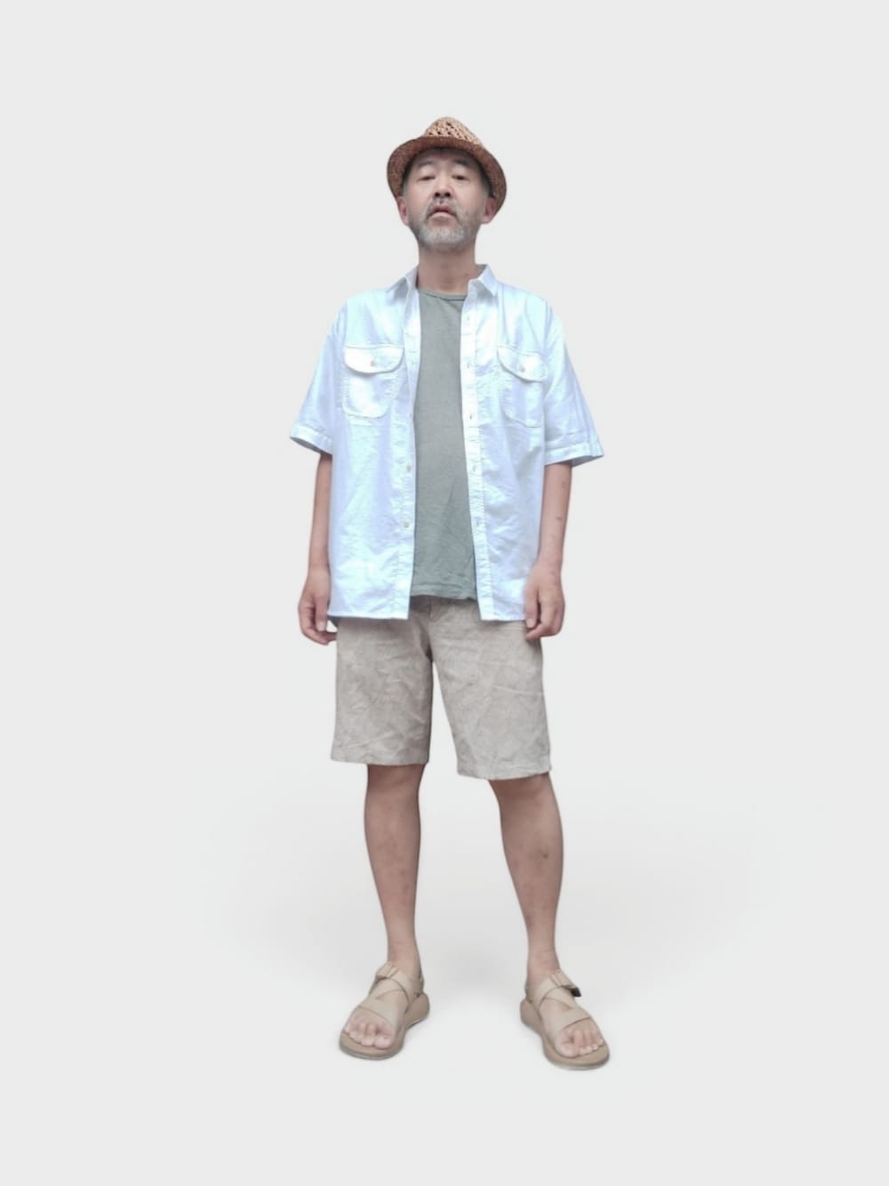ベージュ系のその他パンツ、ベージュ系のサンダル、ホワイト系のシャツ/ブラウスを着用したメンズの夏コーディネートの1枚目の写真
