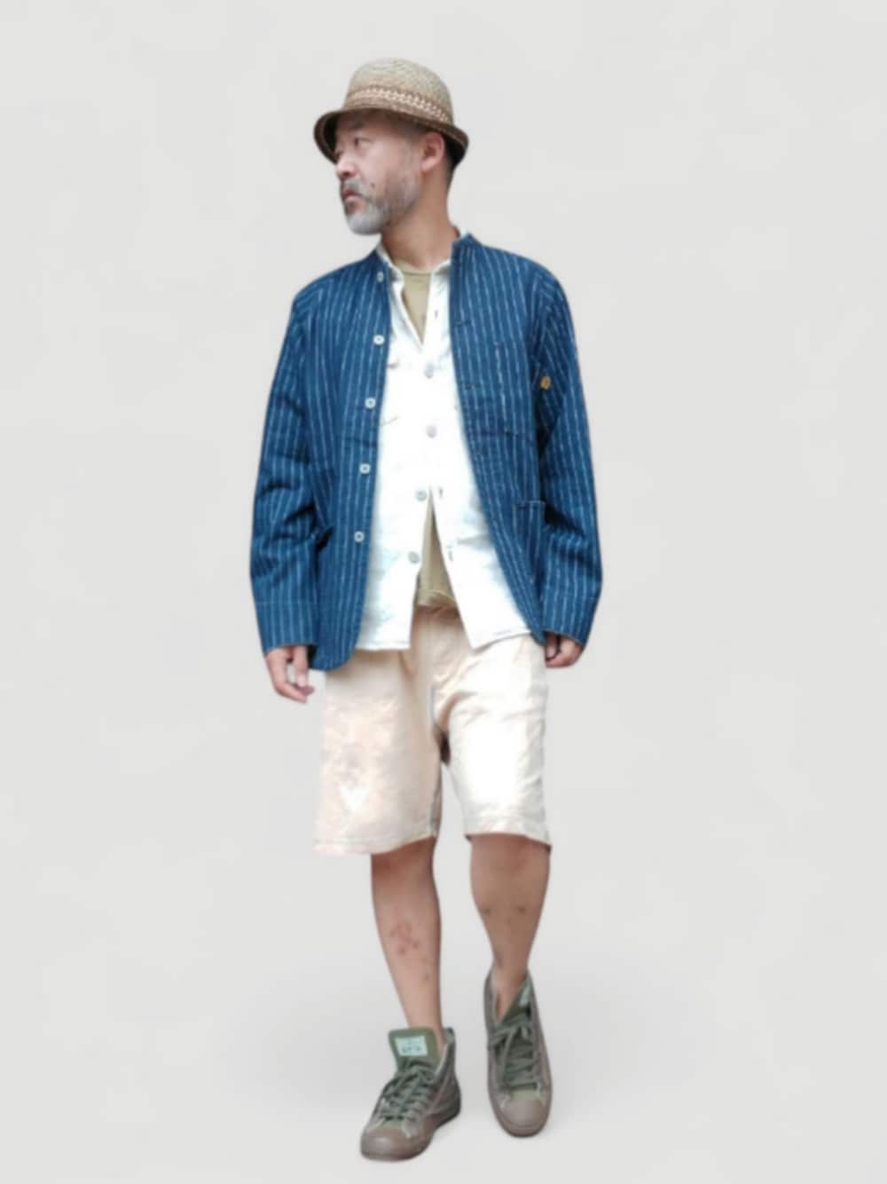 グリーン系のスニーカー、イエロー系のパンツ、ブルー系のジャケット/アウターを着用したメンズの秋コーディネートの1枚目の写真