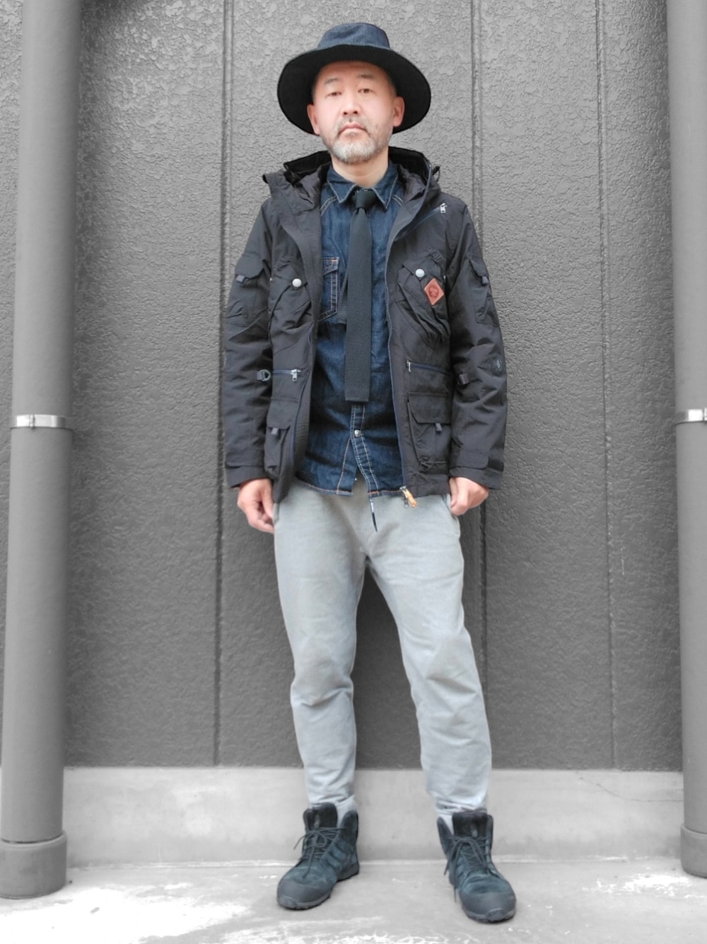 グレー系のその他パンツ、ブルー系のシャツ/ブラウス、ブラック系のネクタイを着用したメンズの春コーディネートの1枚目の写真