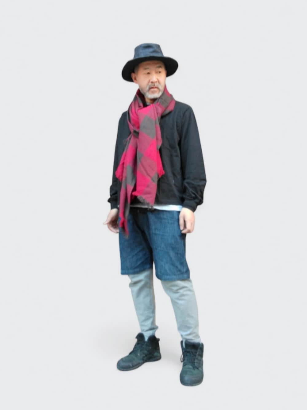 ブラック系のスニーカー、ブルー系のデニムパンツ、ブラック系のTシャツ/カットソーを着用したメンズの冬コーディネートの1枚目の写真