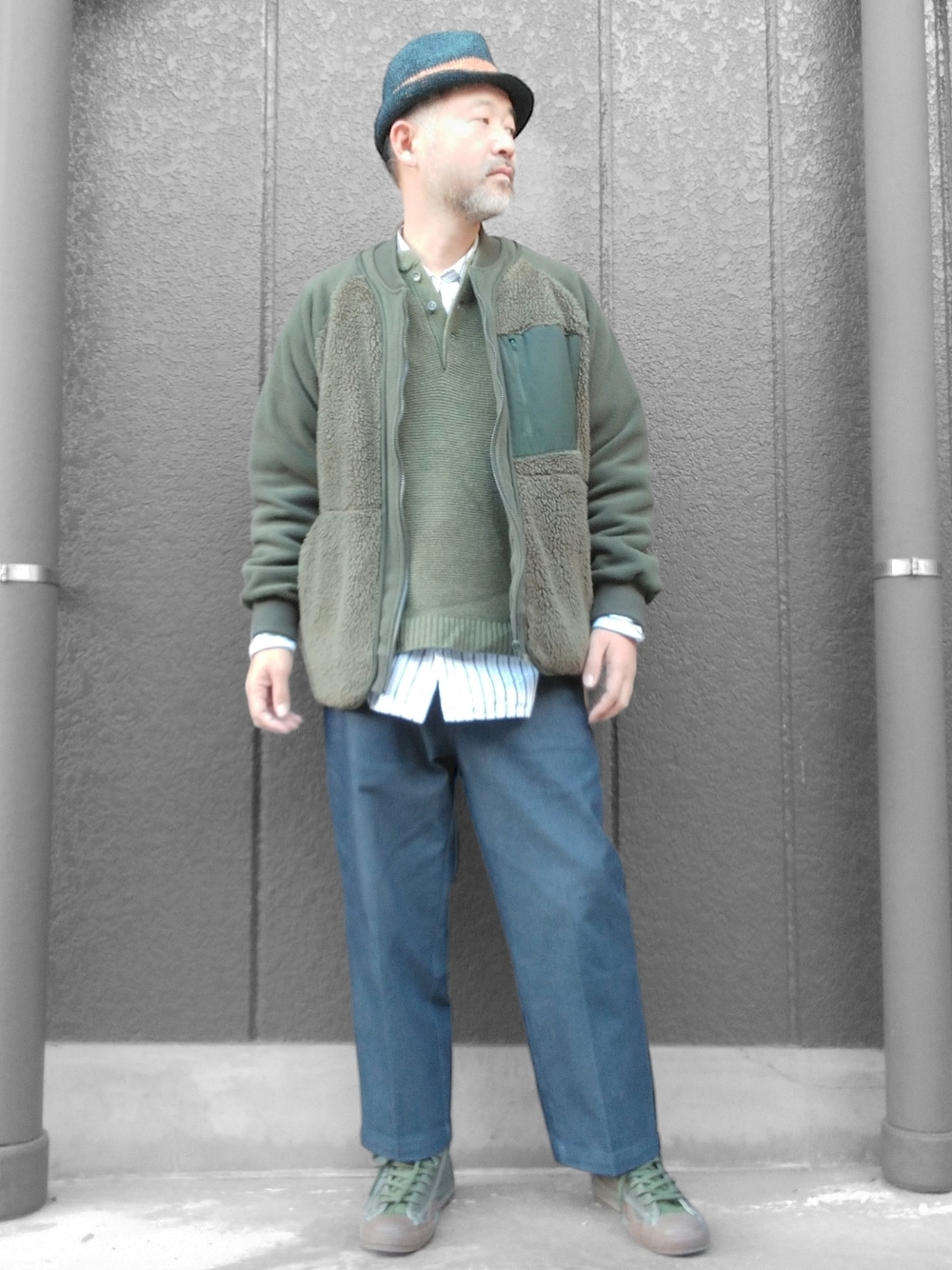 ブルー系のその他パンツ、グリーン系のスニーカー、グリーン系のトップスを着用したメンズの冬コーディネートの1枚目の写真