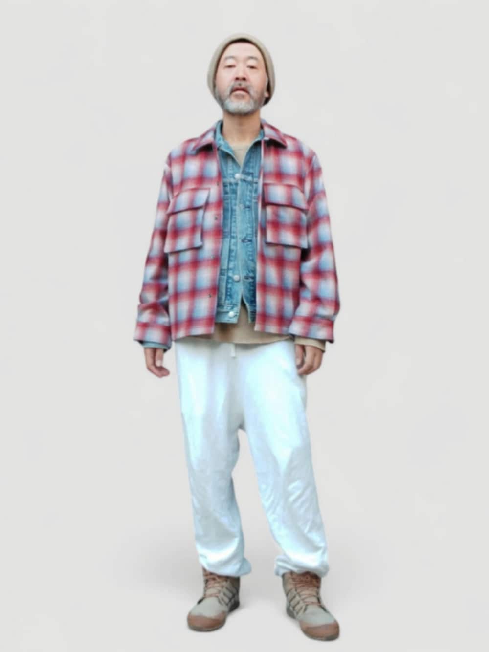 ホワイト系のスウェットパンツ、ベージュ系のスニーカー、ブルー系のデニムジャケットを着用したメンズの秋コーディネートの1枚目の写真