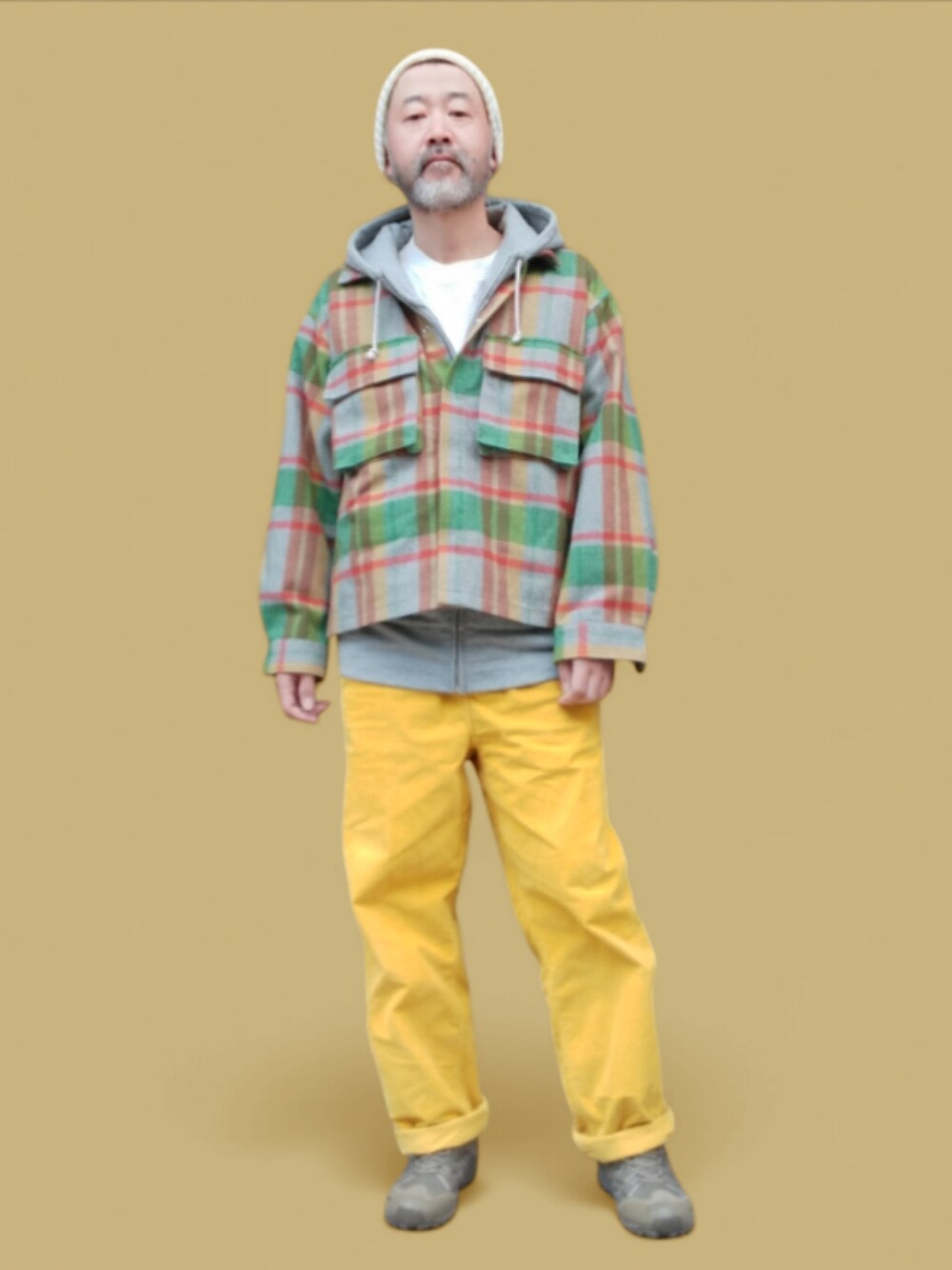 イエロー系のパンツ、グリーン系のスニーカー、グレー系のシャツ/ブラウスを着用したメンズの秋コーディネートの1枚目の写真