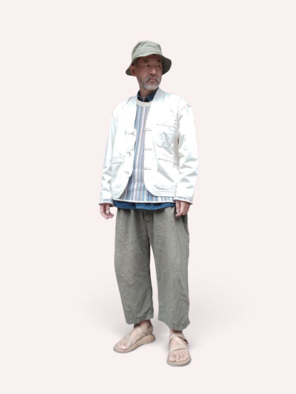 グリーン系のその他パンツ、ホワイト系のジャケット/アウター、グリーン系のハットを着用したメンズの秋コーディネートの1枚目の写真