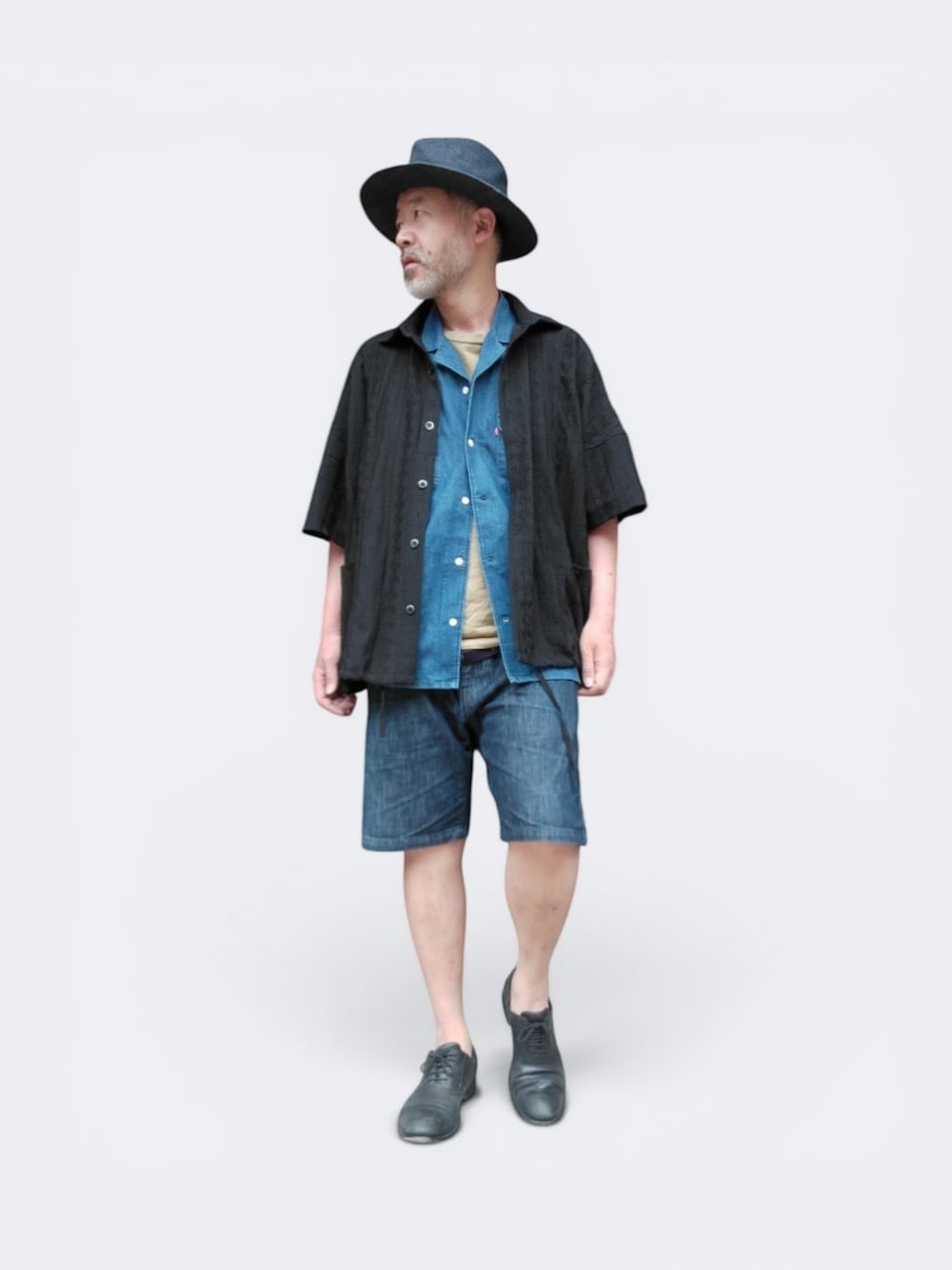 ブルー系のデニムパンツ、ブラック系のシャツ/ブラウス、ブルー系のシャツ/ブラウスを着用したメンズの夏コーディネートの1枚目の写真