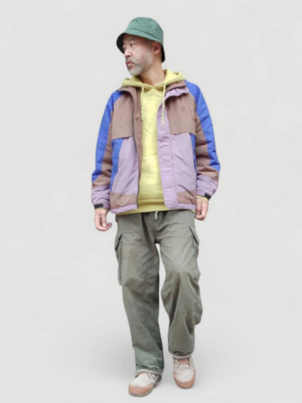 グリーン系のカーゴパンツ、ベージュ系のスニーカー、ピンク系のジャケット/アウターを着用したメンズの秋コーディネートの1枚目の写真