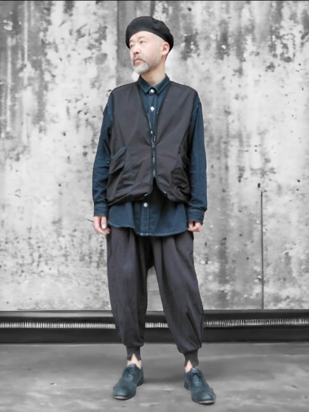 ブラック系のシャツ/ブラウス、ブラック系のベスト、ブラック系のスウェットパンツを着用したメンズの春コーディネートの1枚目の写真