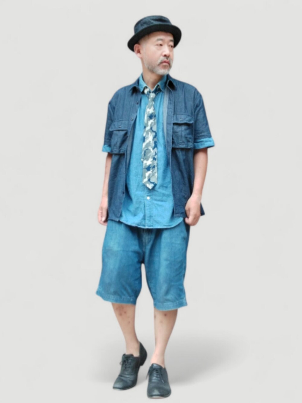 ブルー系のその他パンツ、ブルー系のシャツ/ブラウス、ブルー系のネクタイを着用したメンズの夏コーディネートの1枚目の写真