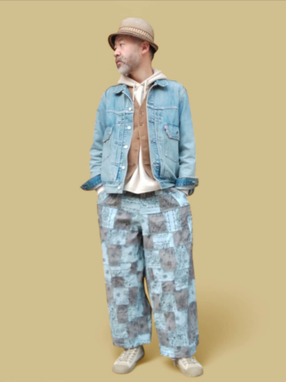 ブルー系のその他パンツ、ベージュ系のスニーカー、ブルー系のデニムジャケットを着用したメンズの冬コーディネートの1枚目の写真
