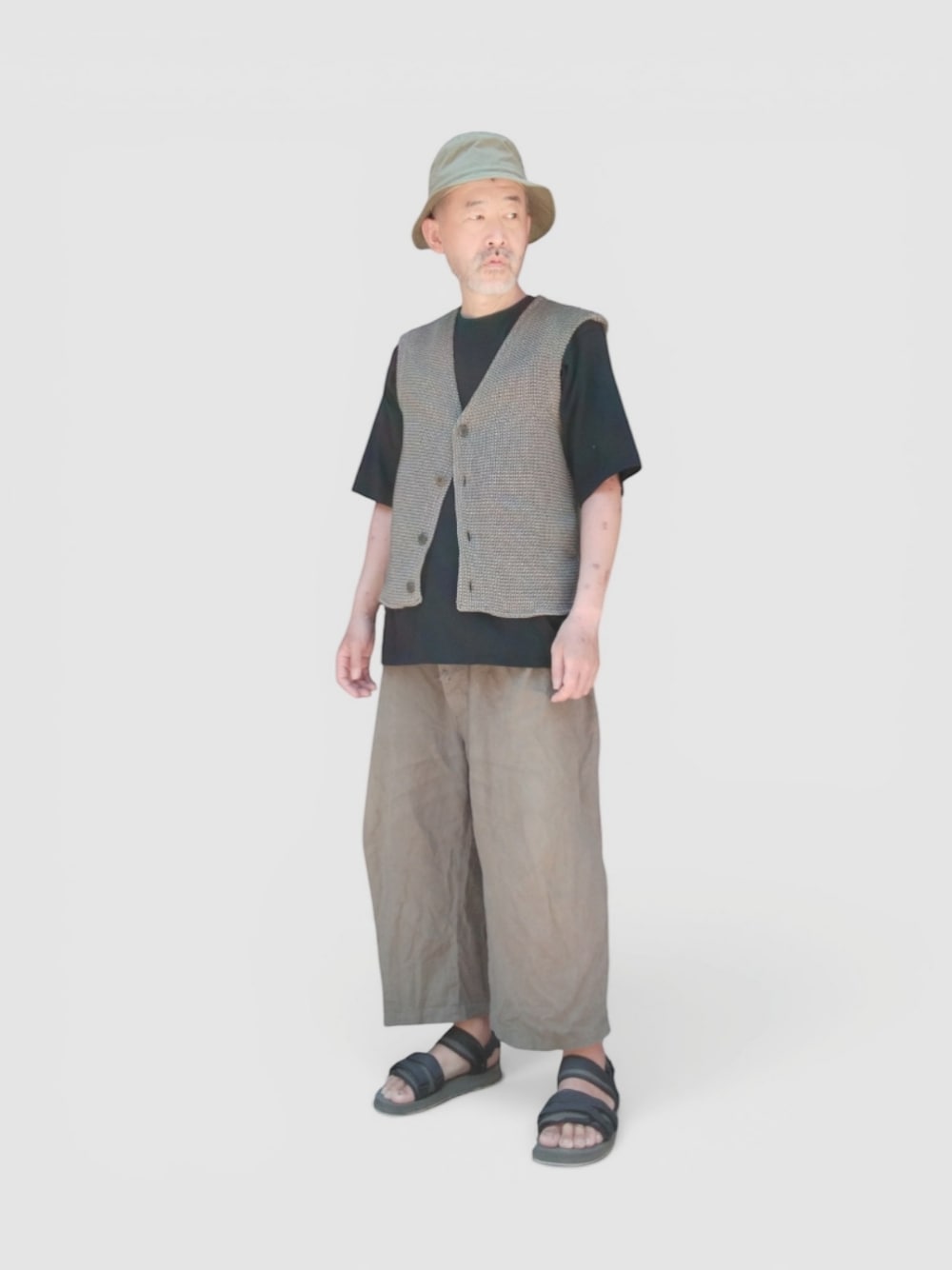 ブラック系のサンダル、グリーン系のその他パンツ、ブラック系のTシャツ/カットソーを着用したメンズの夏コーディネートの1枚目の写真