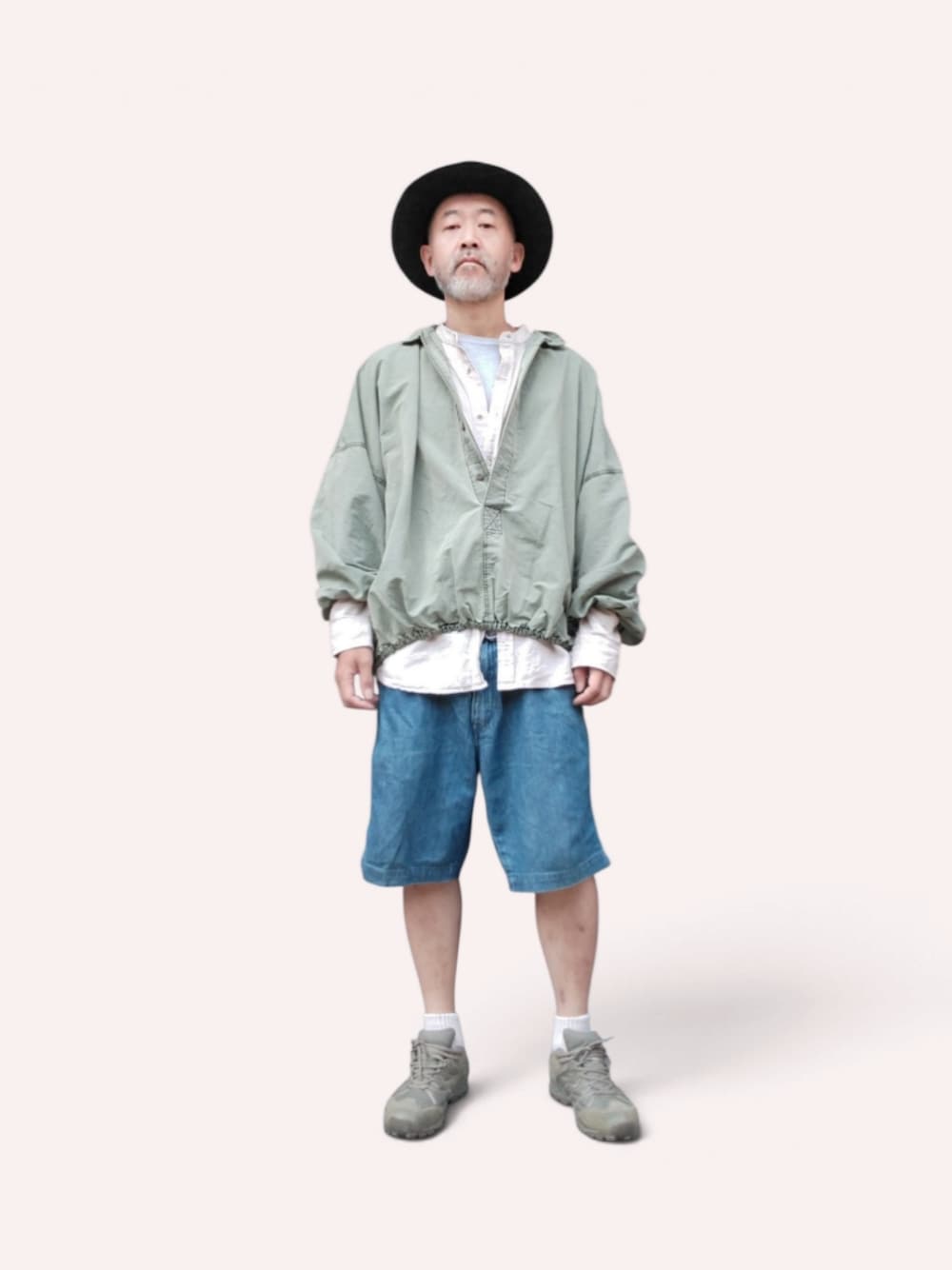 グリーン系のスニーカー、ブルー系のその他パンツ、グリーン系のシャツ/ブラウスを着用したメンズの秋コーディネートの1枚目の写真
