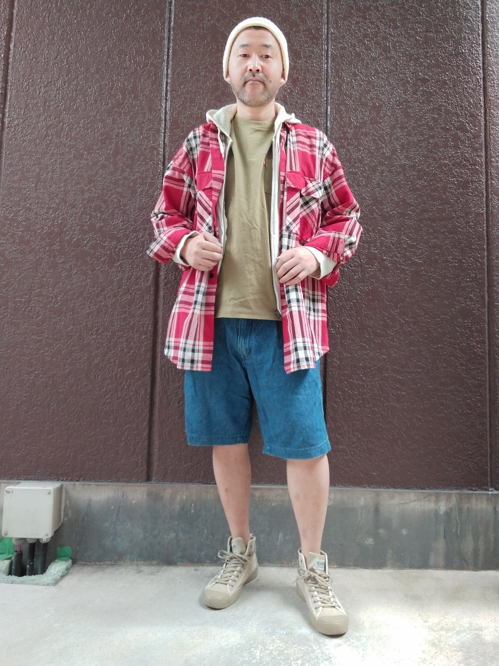 ブルー系のその他パンツ、グリーン系のTシャツ/カットソー、レッド系のシャツ/ブラウスを着用したメンズの春コーディネートの1枚目の写真