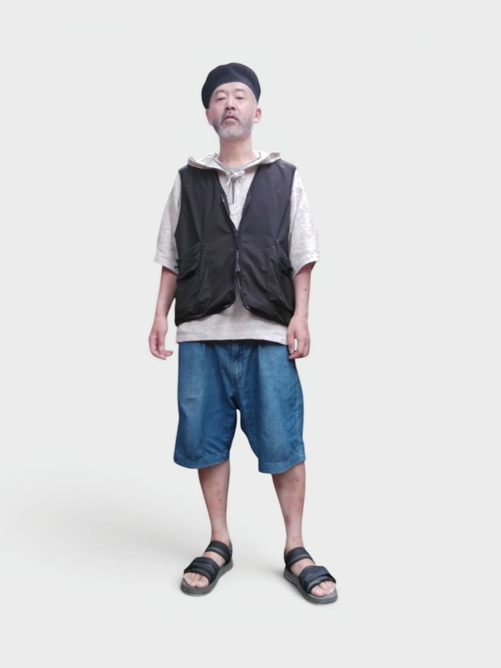 ブルー系のその他パンツ、ホワイト系のパーカー、ブラック系のサンダルを着用したメンズの夏コーディネートの1枚目の写真
