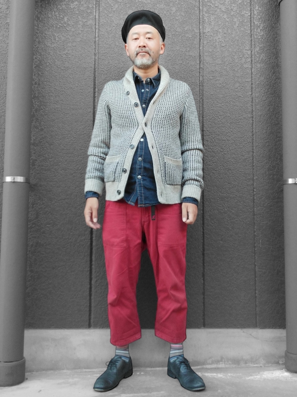 レッド系のその他パンツ、ベージュ系のカーディガン/ボレロ、ブルー系のシャツ/ブラウスを着用したメンズの秋コーディネートの1枚目の写真