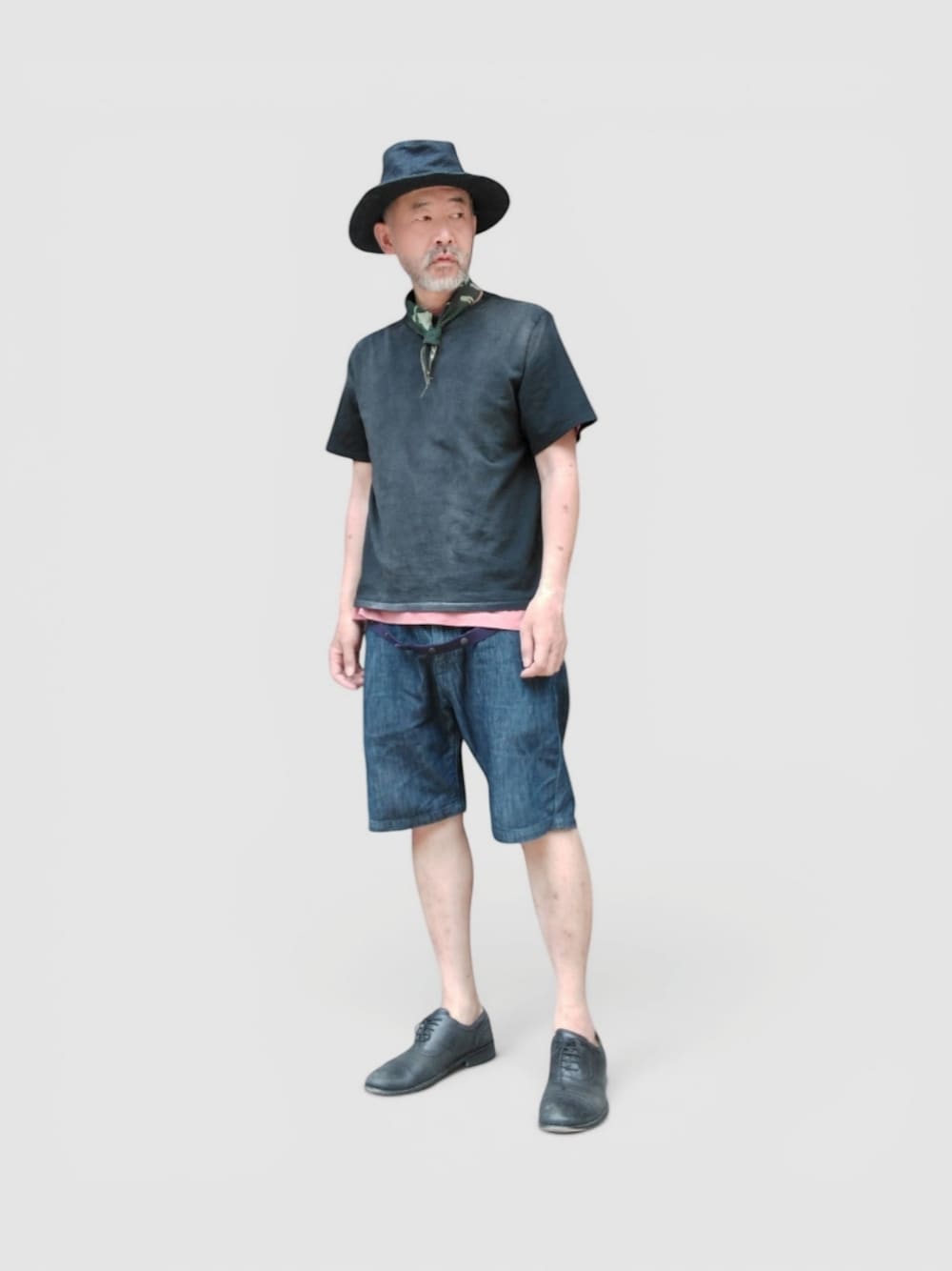 ブルー系のデニムパンツ、ブラック系のTシャツ/カットソー、ブルー系のハットを着用したメンズの夏コーディネートの1枚目の写真