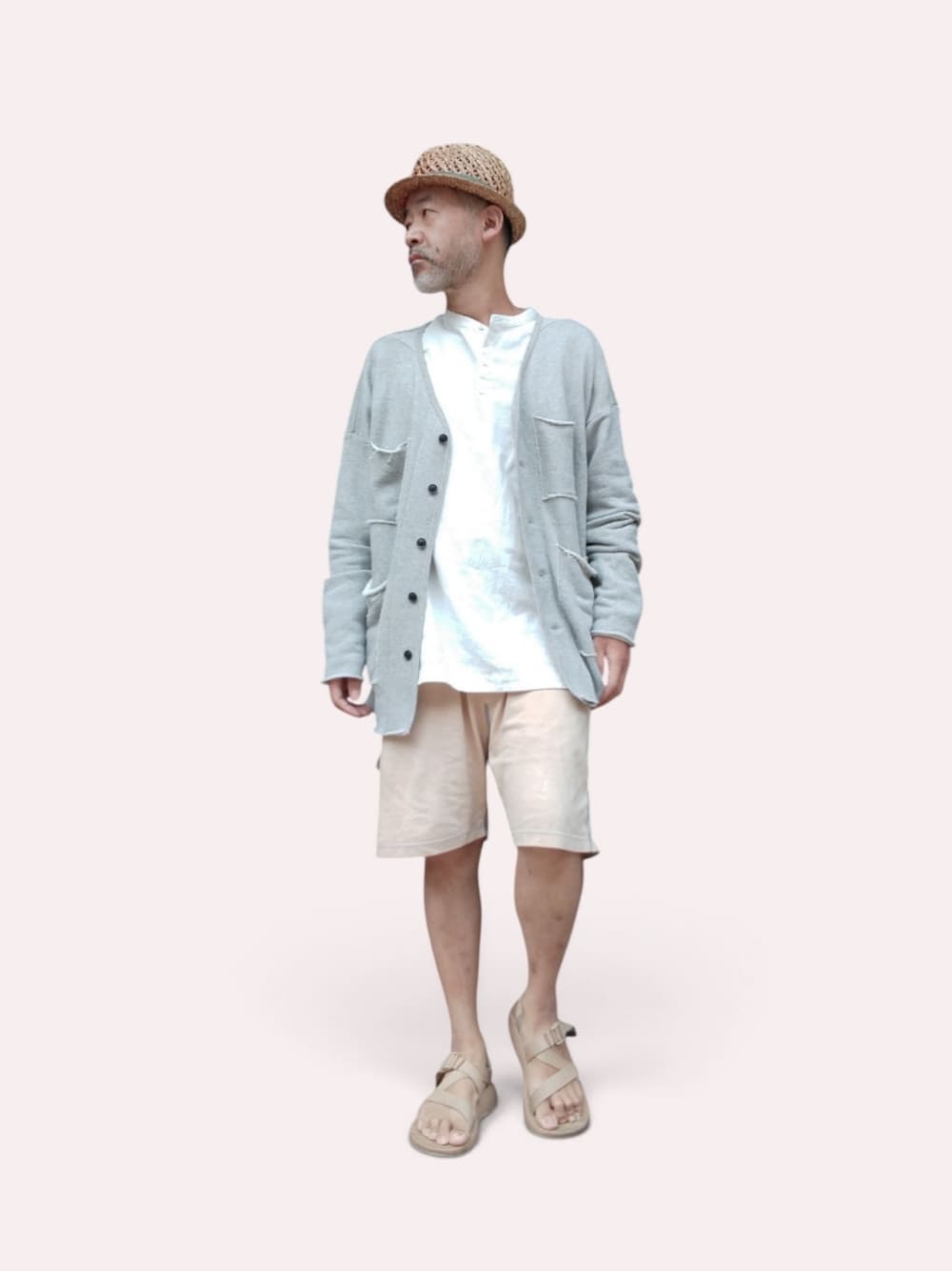 ベージュ系のサンダル、イエロー系のパンツ、グレー系のカーディガン/ボレロを着用したメンズの夏コーディネートの1枚目の写真