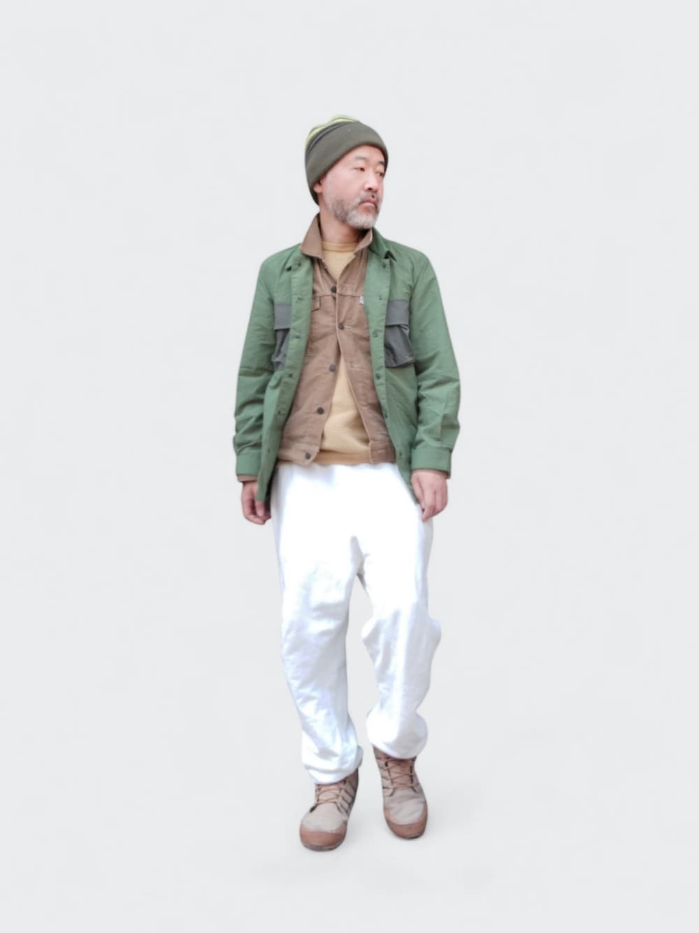 ベージュ系のスニーカー、グリーン系のシャツ/ブラウス、グリーン系のニットキャップ/ビーニーを着用したメンズの春コーディネートの1枚目の写真