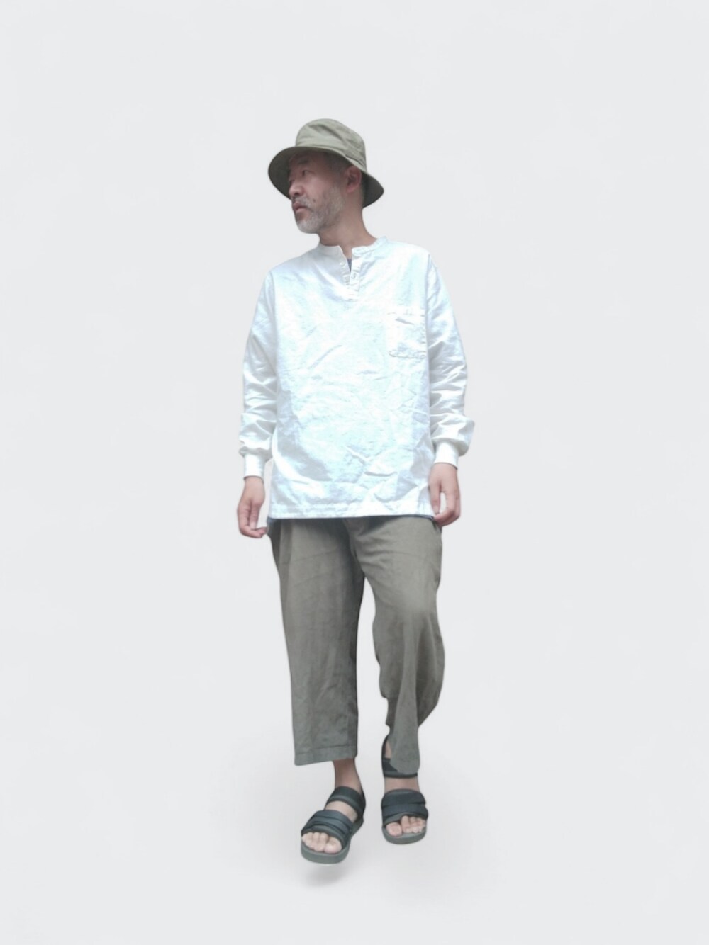 ホワイト系のシャツ/ブラウス、グリーン系のその他パンツ、グリーン系のサンダルを着用したメンズの春コーディネートの1枚目の写真