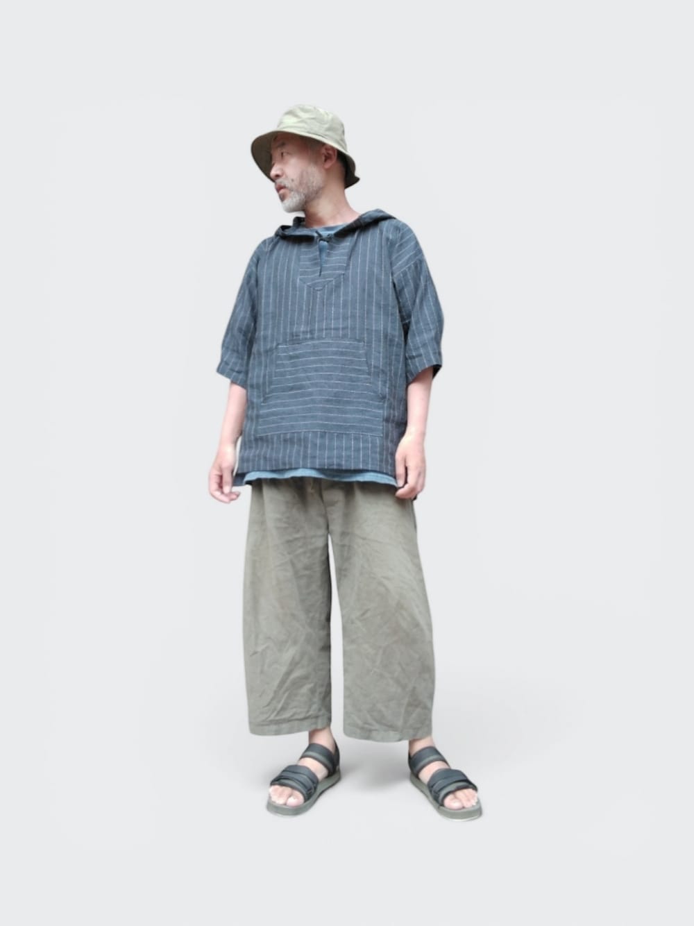 グリーン系のその他パンツ、グリーン系のサンダル、ブルー系のパーカーを着用したメンズの夏コーディネートの1枚目の写真