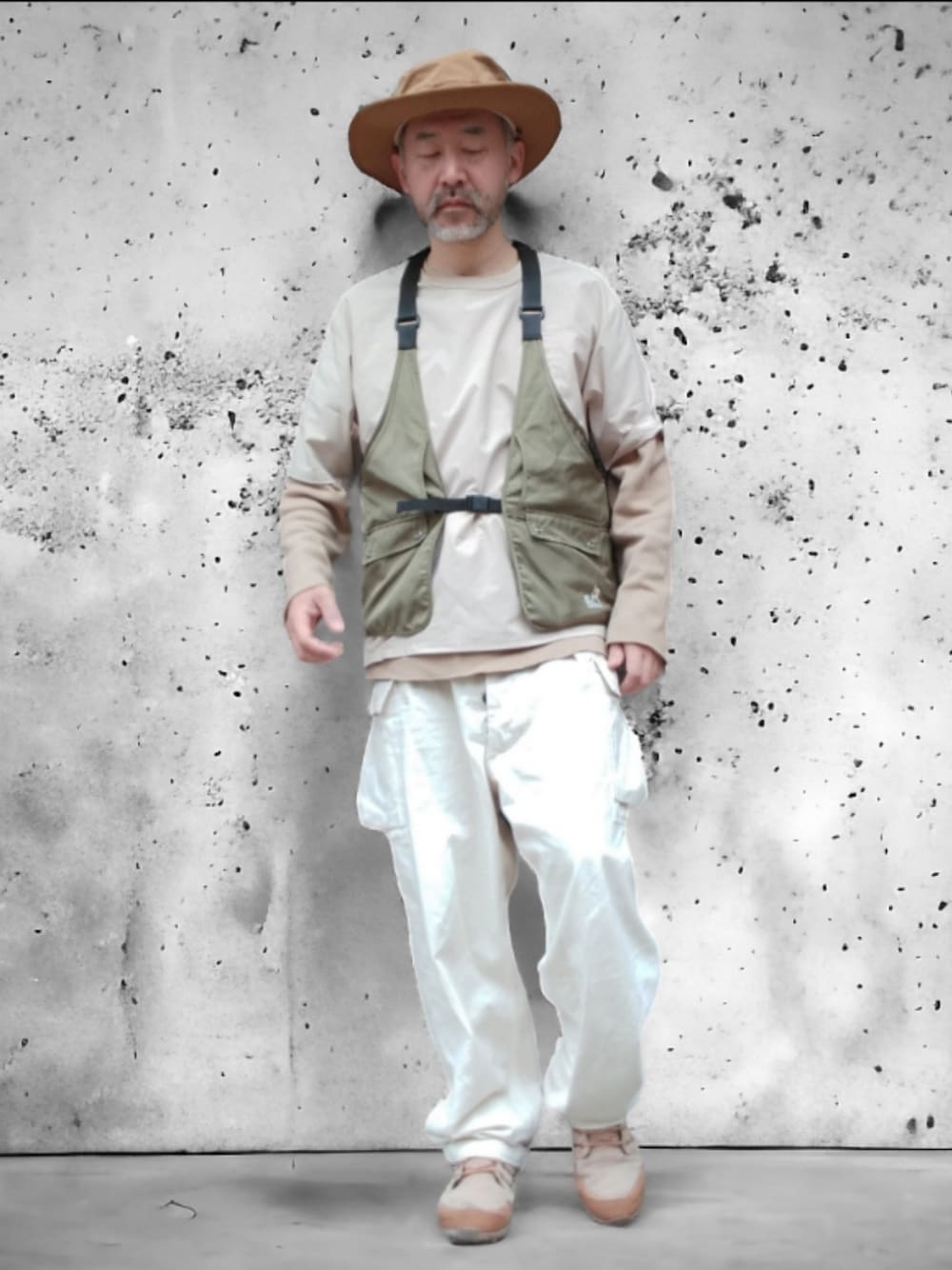 ベージュ系のその他トップス、グリーン系のベスト、ホワイト系のカーゴパンツを着用したメンズの春コーディネートの1枚目の写真