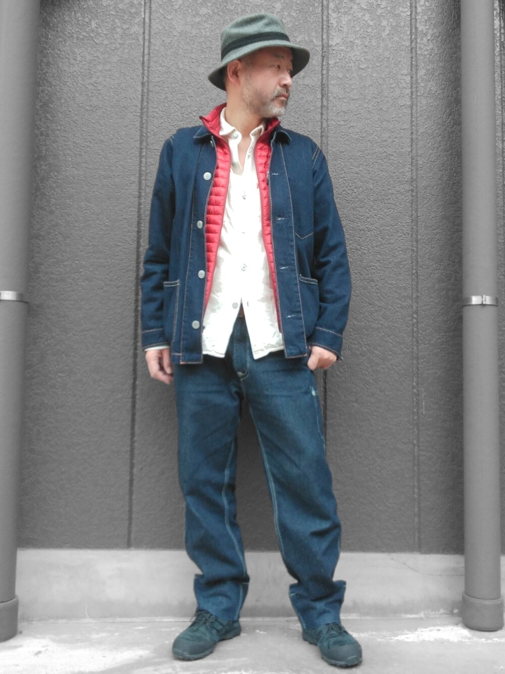 ブルー系のデニムパンツ、ブルー系のデニムジャケット、ホワイト系のシャツ/ブラウスを着用したメンズの冬コーディネートの1枚目の写真