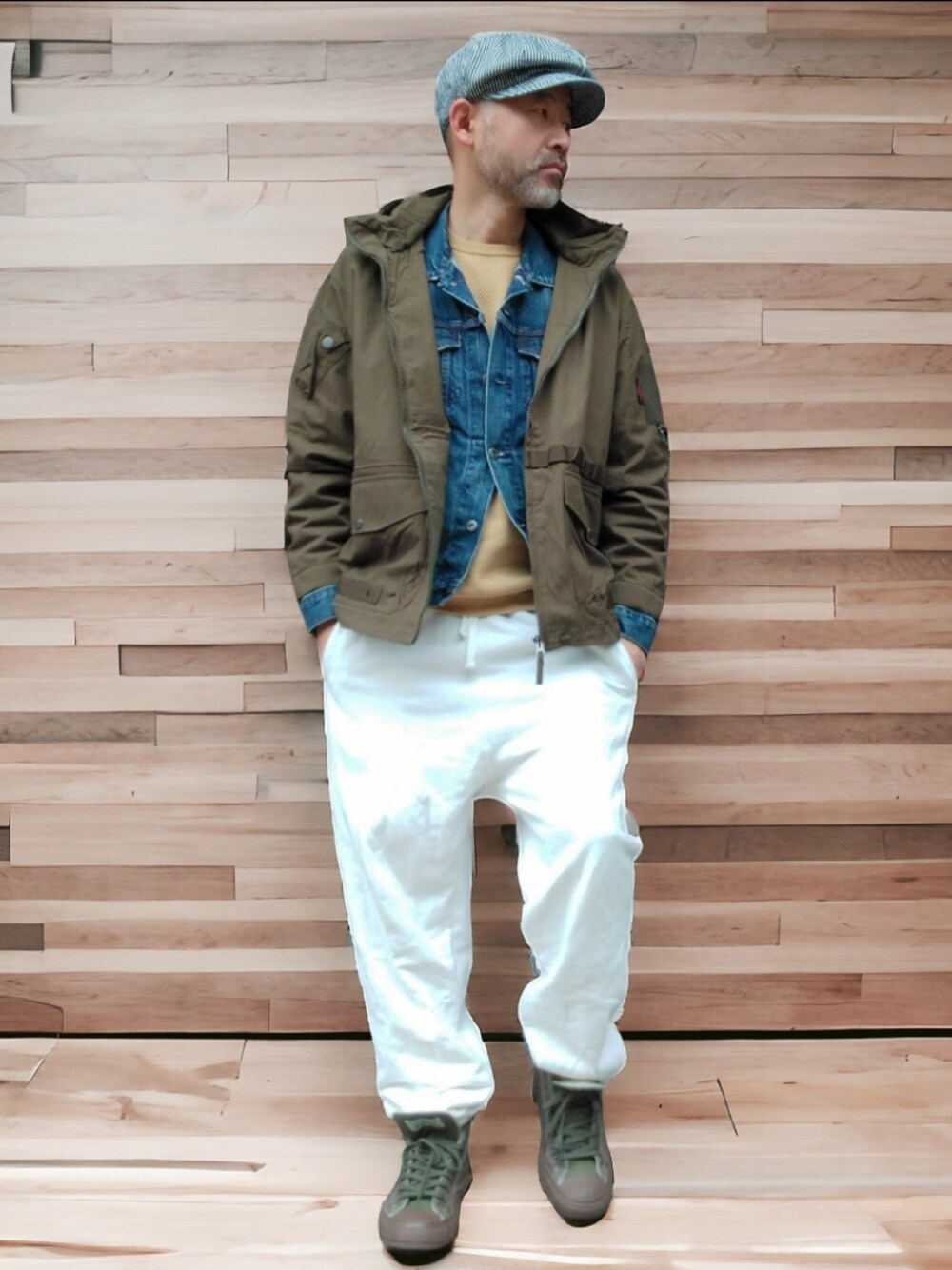 ホワイト系のスウェットパンツ、グリーン系のスニーカー、グリーン系のジャケット/アウターを着用したメンズの冬コーディネートの1枚目の写真
