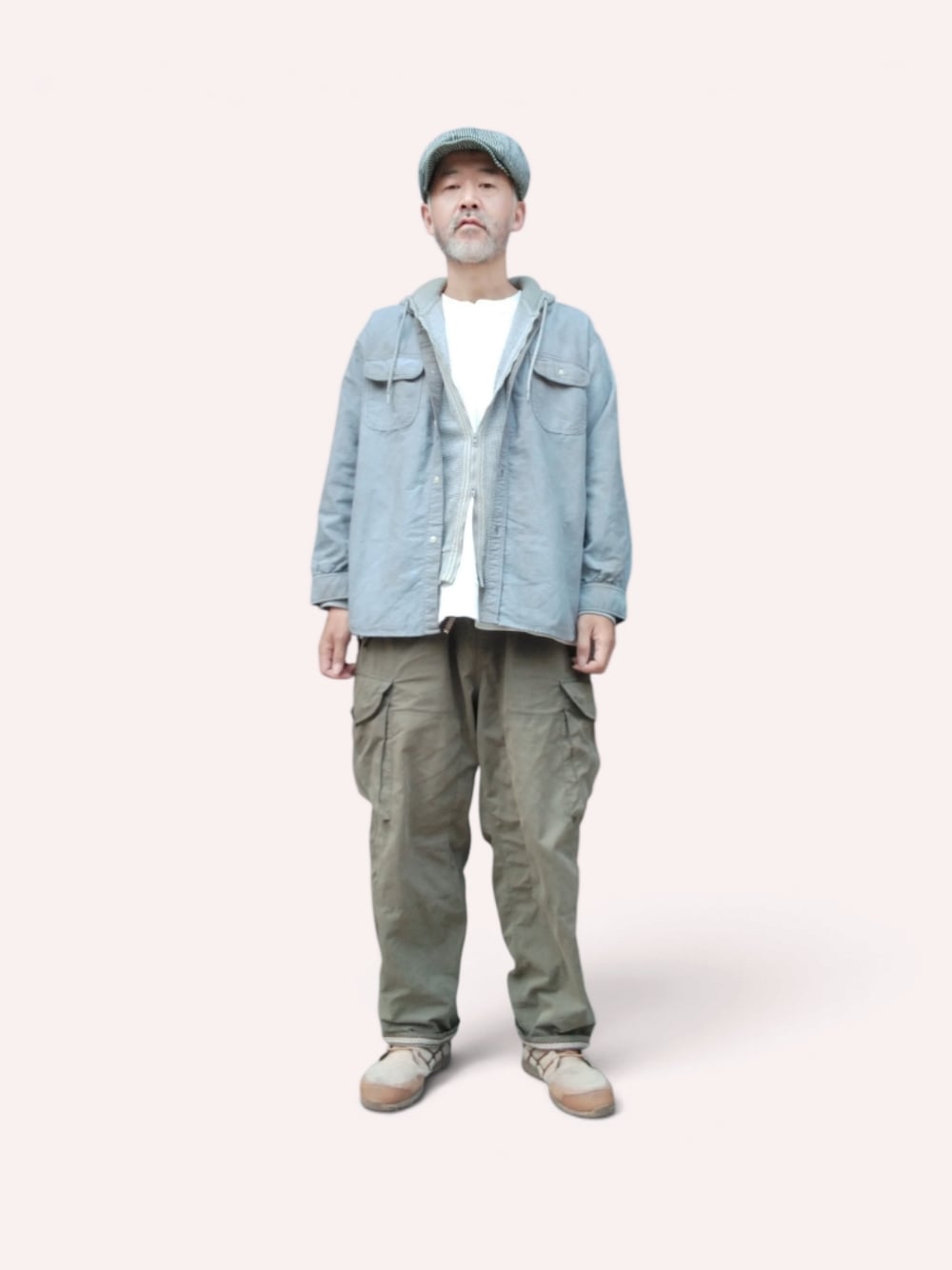 グリーン系のカーゴパンツ、ベージュ系のスニーカー、グレー系のシャツ/ブラウスを着用したメンズの秋コーディネートの1枚目の写真