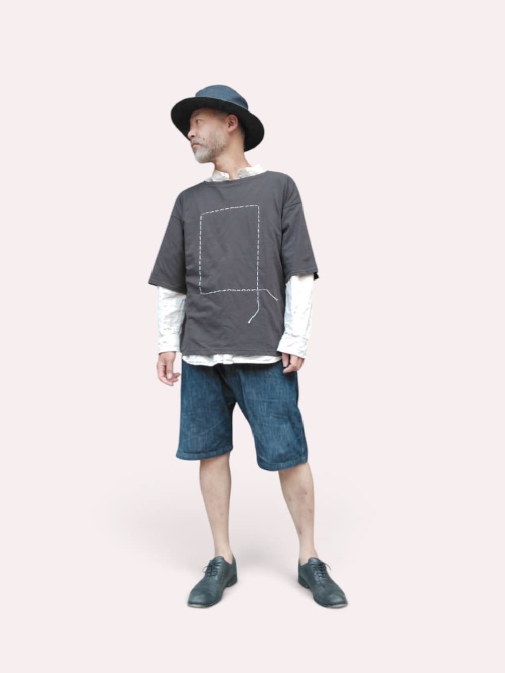 ブラック系のTシャツ/カットソー、ブルー系のデニムパンツ、ブルー系のハットを着用したメンズの夏コーディネートの1枚目の写真