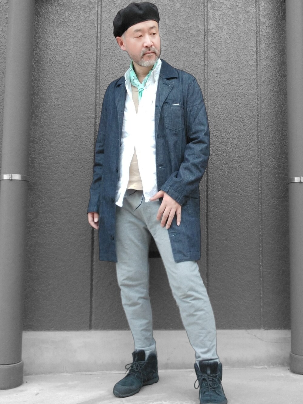 グレー系のその他パンツ、ブラック系のスニーカー、ブルー系のデニムジャケットを着用したメンズの夏コーディネートの1枚目の写真
