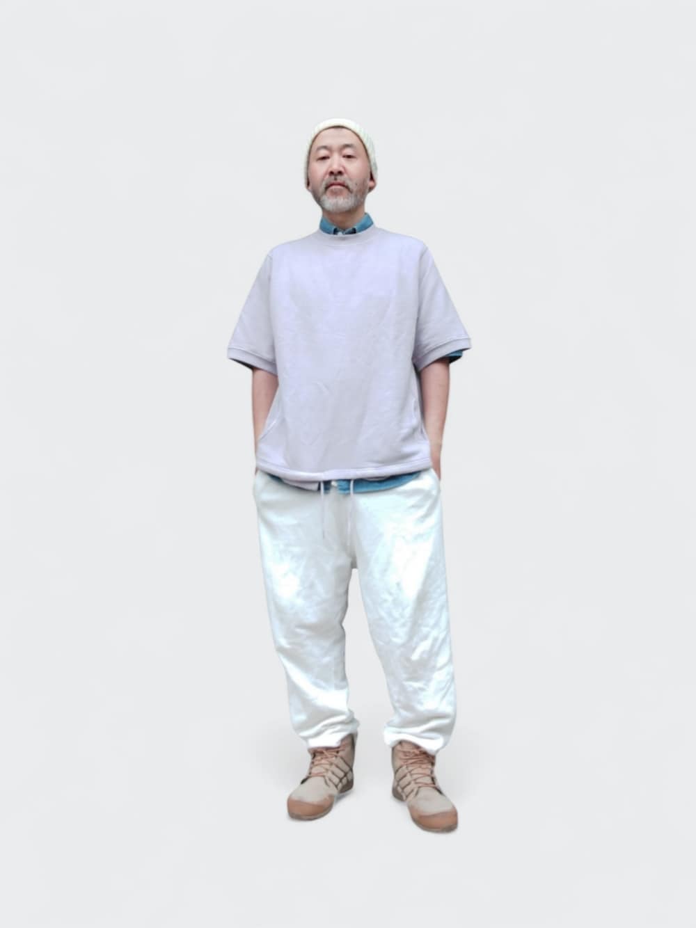 パープル系のTシャツ/カットソー、ホワイト系のスウェットパンツ、ベージュ系のスニーカーを着用したメンズの春コーディネートの1枚目の写真