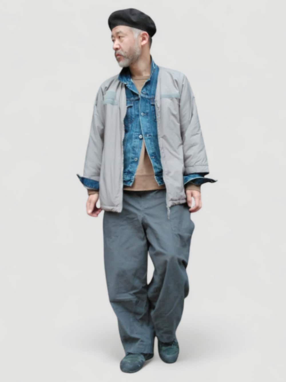 ブラック系のその他パンツ、グレー系のジャケット/アウター、ブルー系のデニムジャケットを着用したメンズの秋コーディネートの1枚目の写真