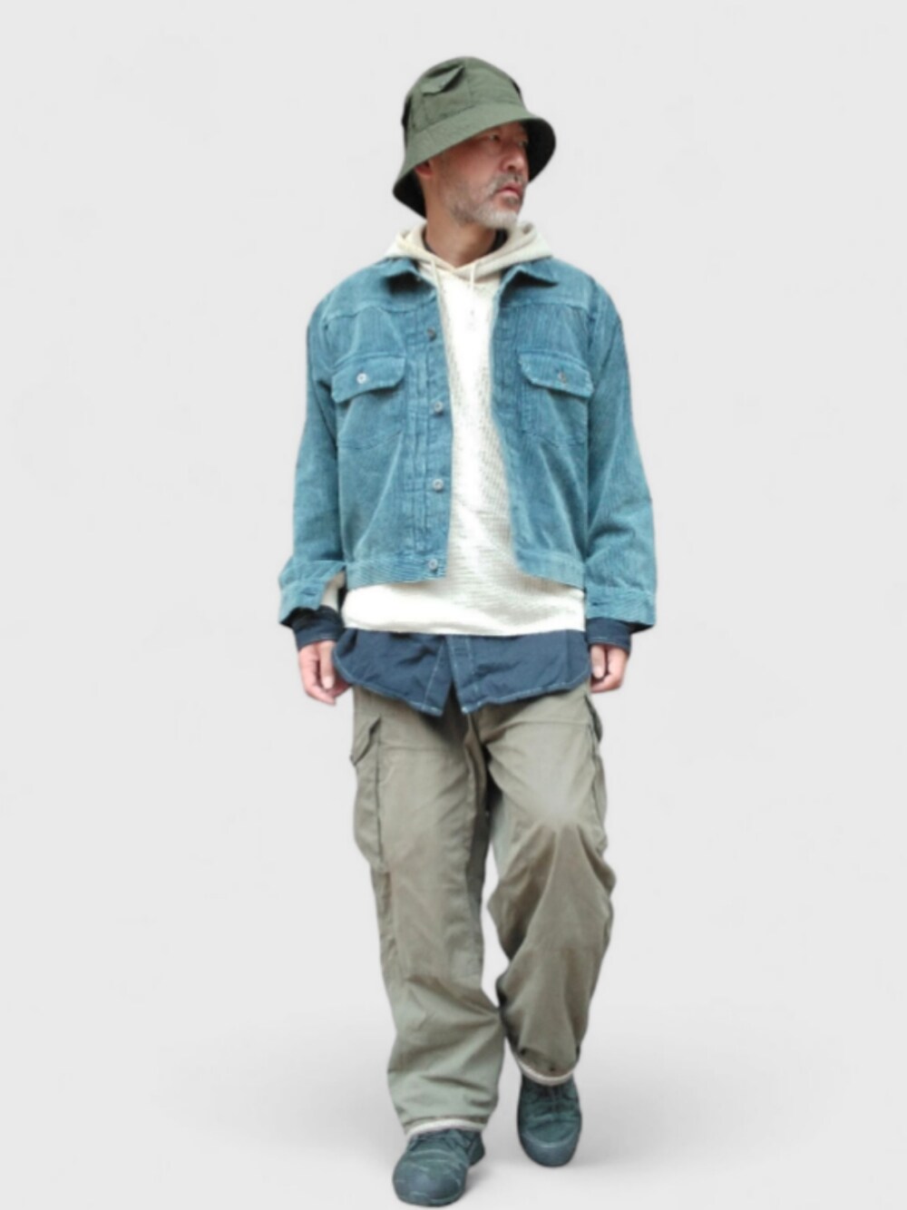 グリーン系のカーゴパンツ、ブラック系のスニーカー、ブルー系のジャケット/アウターを着用したメンズの秋コーディネートの1枚目の写真