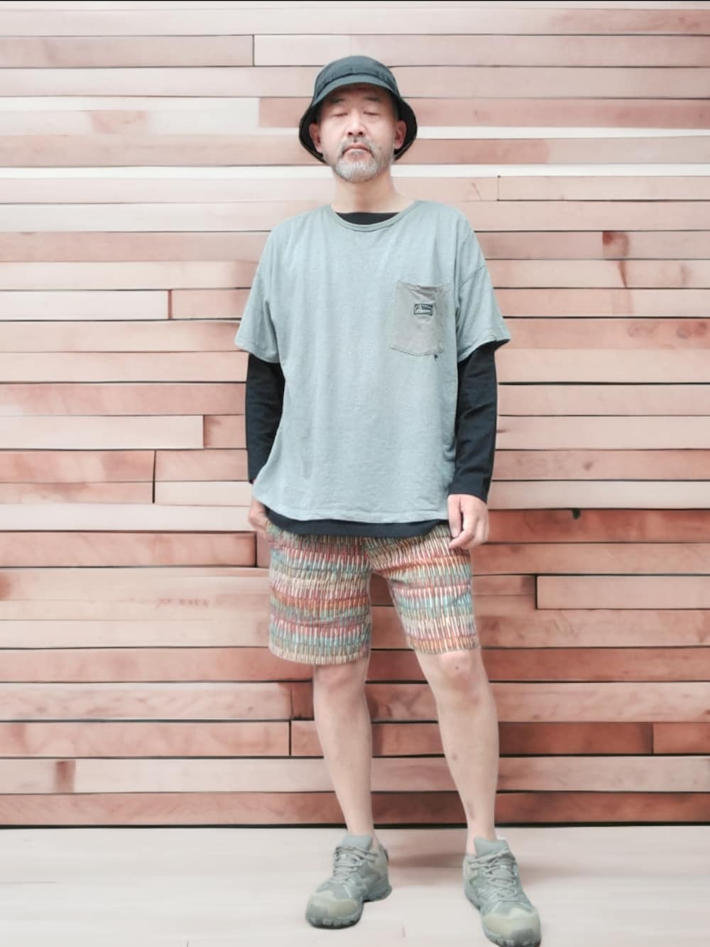 グリーン系のTシャツ/カットソー、その他のその他パンツ、グリーン系のスニーカーを着用したメンズの秋コーディネートの1枚目の写真