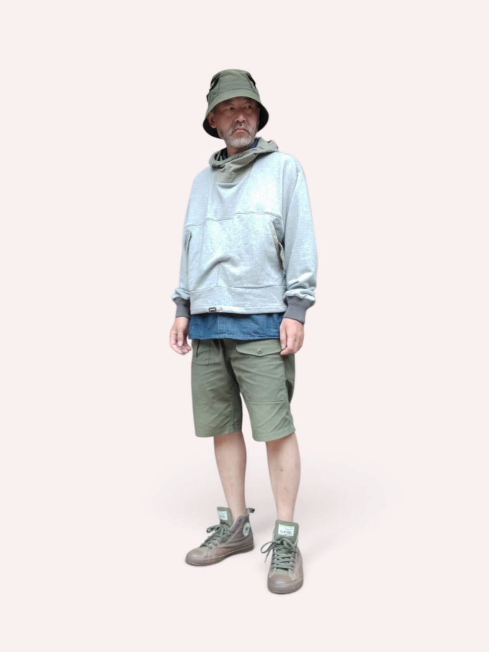 グリーン系のその他パンツ、グリーン系のスニーカー、グレー系のパーカーを着用したメンズの秋コーディネートの1枚目の写真