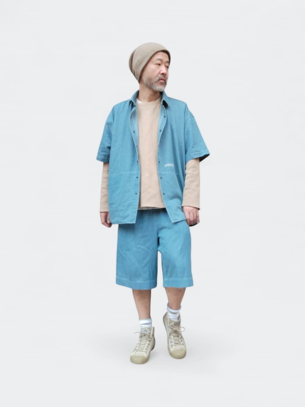 ベージュ系のスニーカー、ブルー系のシャツ/ブラウス、ベージュ系のスウェットを着用したメンズの春コーディネートの1枚目の写真