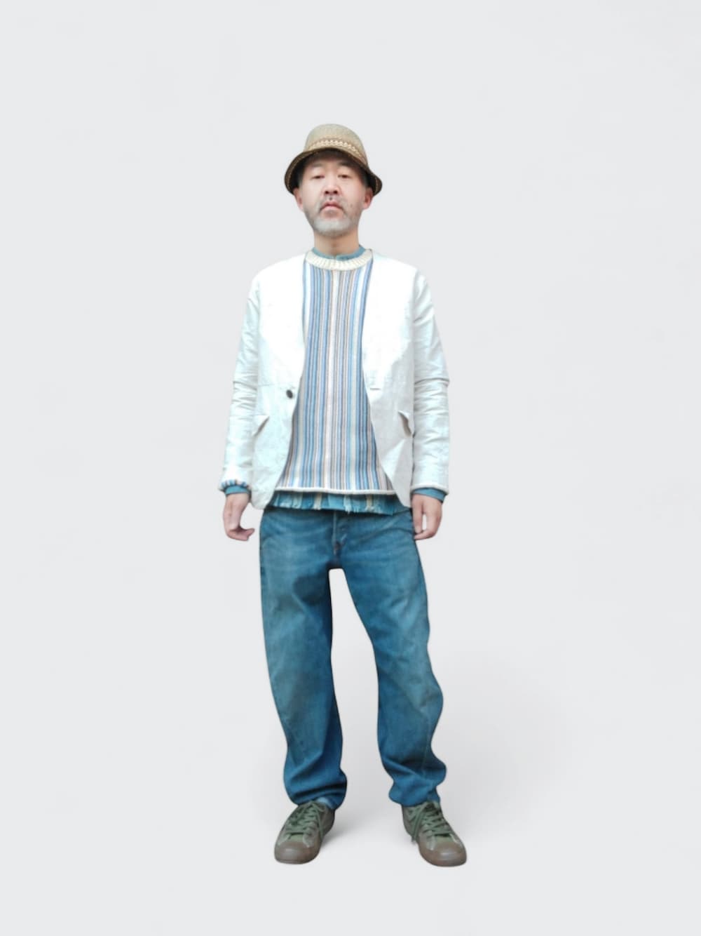 ブルー系のデニムパンツ、ホワイト系のジャケット/アウター、グリーン系のスニーカーを着用したメンズの冬コーディネートの1枚目の写真