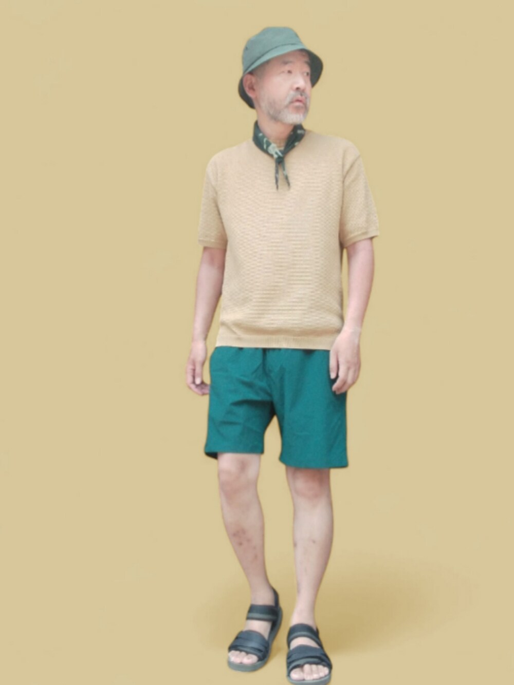 ブラック系のサンダル、イエロー系のTシャツ/カットソー、グリーン系のパンツを着用したメンズの夏コーディネートの1枚目の写真