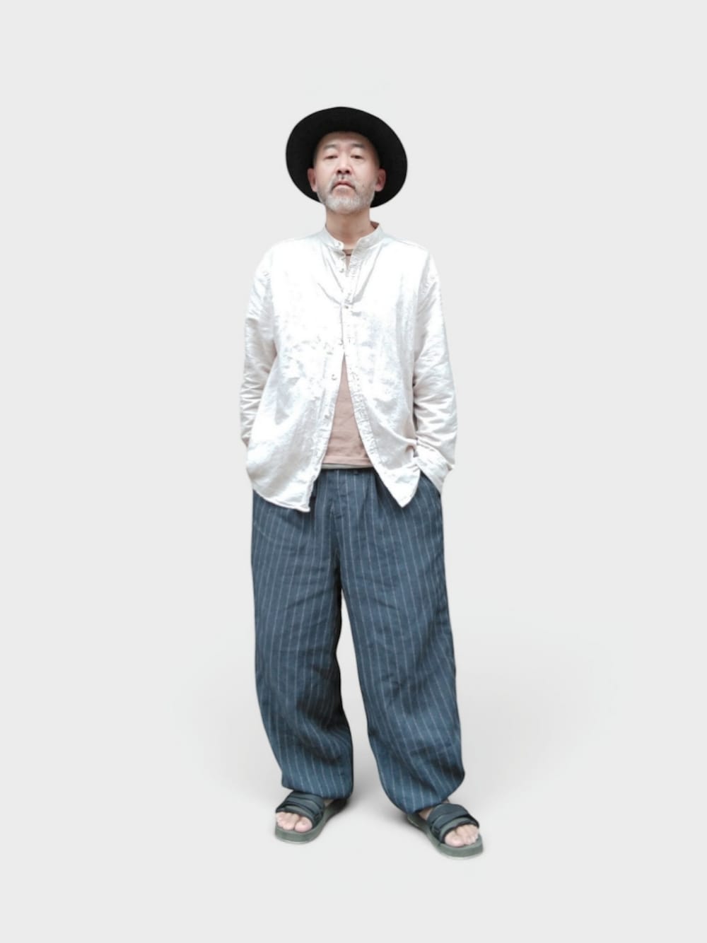 ブルー系のパンツ、ホワイト系のシャツ/ブラウス、ブルー系のハットを着用したメンズの夏コーディネートの1枚目の写真
