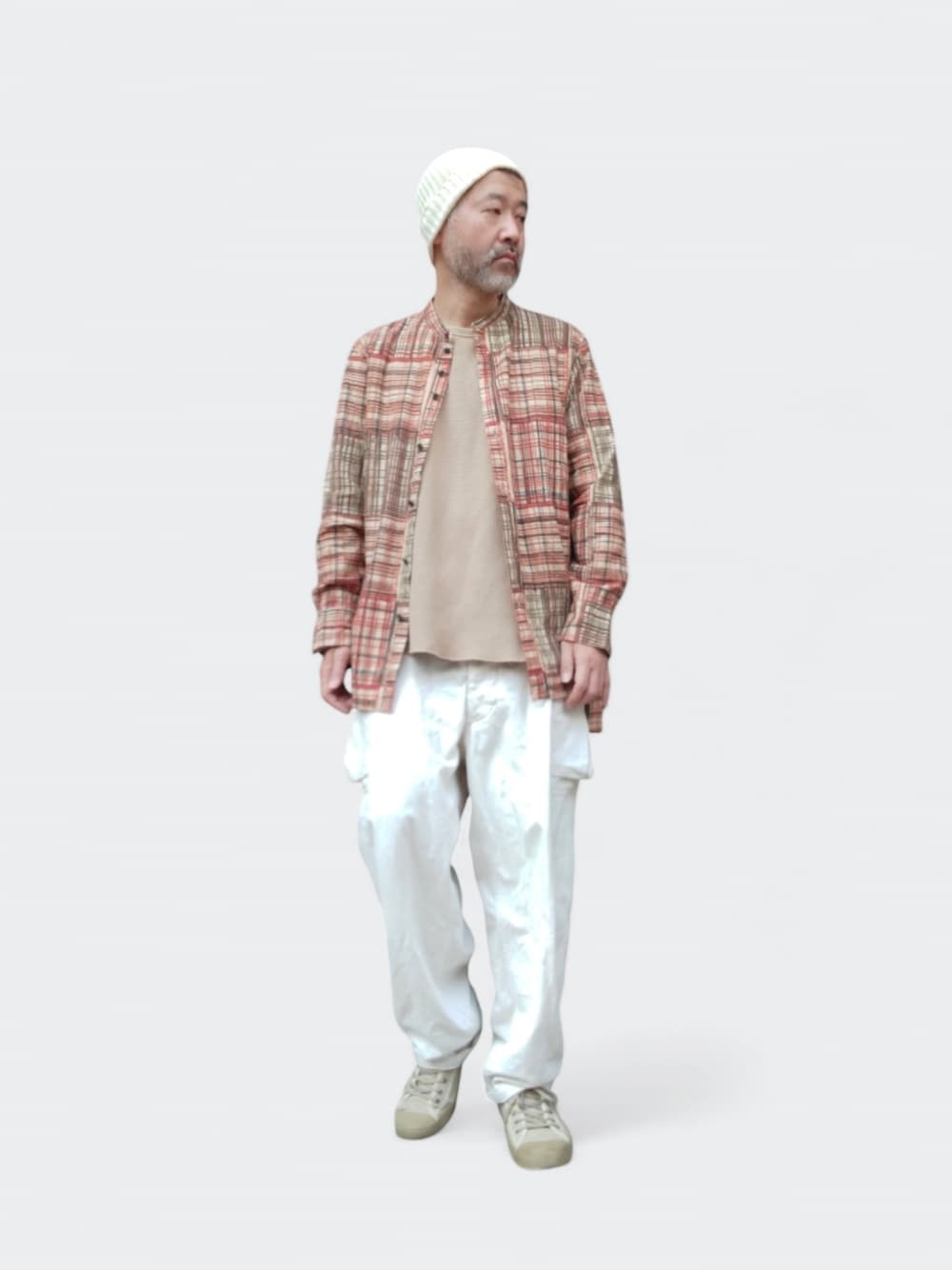 ホワイト系のカーゴパンツ、ベージュ系のスニーカー、その他のシャツ/ブラウスを着用したメンズの春コーディネートの1枚目の写真