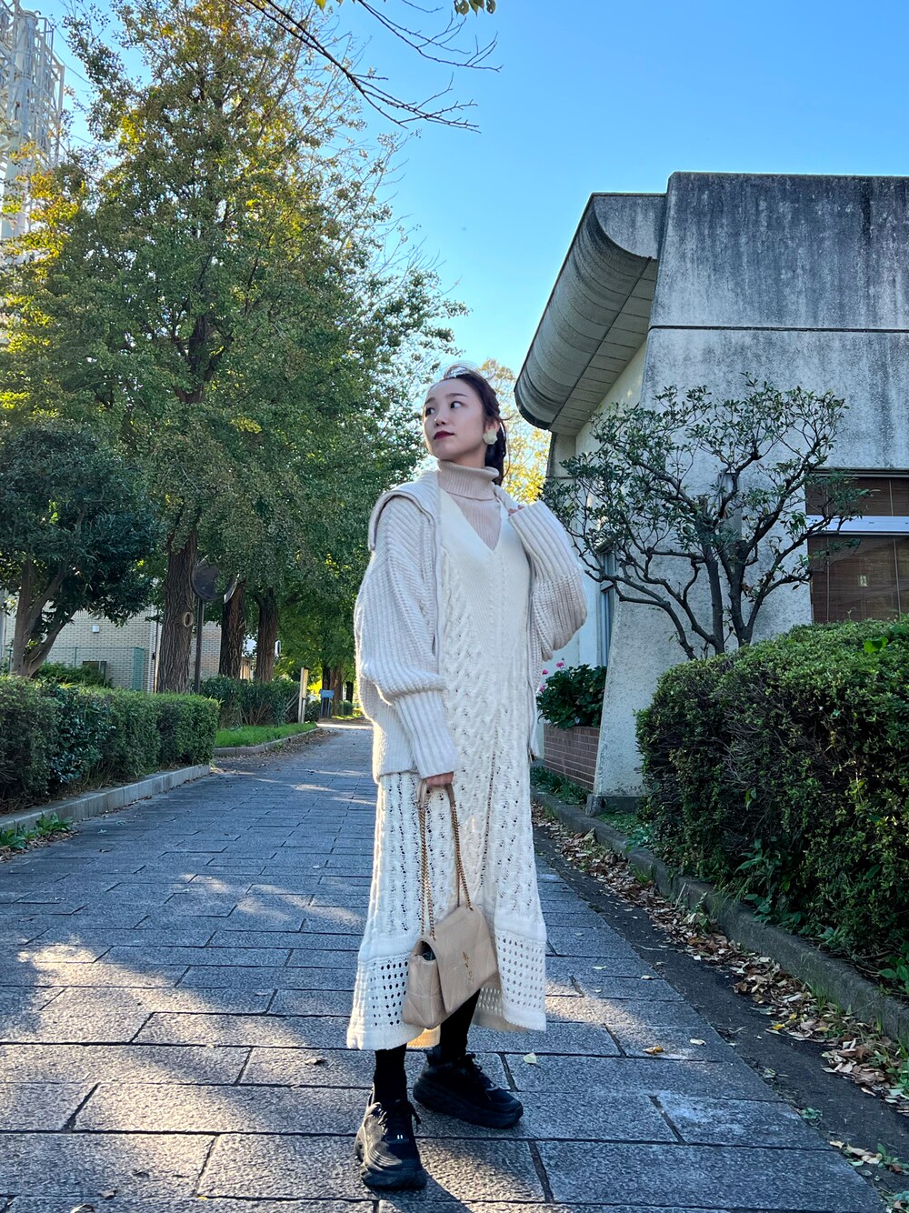 「今日のコーデ、大人カジュアル、低身長コーデ、秋のコーデ、ニットワンピース、スニーカー、HOKAONEONE、ZARA、Saint Laurent」｜「HOKAのHOKA ONEONE BONDI 7 / ホカオネオネ ボンダイ 7（スニーカー、ブラック系）」を使った、SERORIさん（レディース・152cm）の秋コーディネートの1枚目の写真