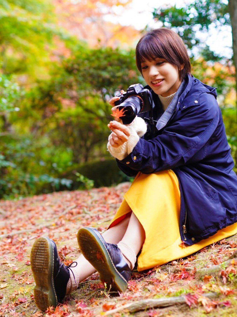 「紅葉コーデ、紅葉デート、紅葉狩り、カメラ女子、カメラ好きな人と繋がりたい、ポートレート、カメラ好き、庭園散歩、秋のコーデ、gleenlavelreraxing、classicalelf、もみじ」｜「classicalelfのオックスフォードフェイクレザーシューズ　ユニセックス（ローファー、ブラック系）」を使った、クエン酸さん（レディース・155cm）の秋コーディネートの1枚目の写真
