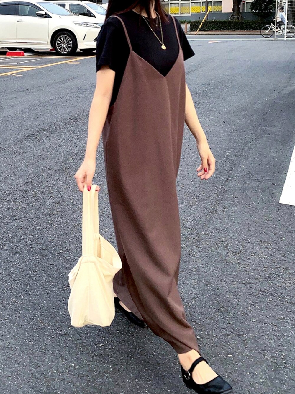 「プチプラ、プチプラコーデ、GU、UNIQLO、キャミワンピ、シンプル、大人カジュアル、カジュアルコーデ、ワンピース、カンフーシューズ」｜「UNIQLOのクルーネックT（半袖）（Tシャツ/カットソー、ブラック系）」を使った、みにさん（レディース・155cm）の夏コーディネートの1枚目の写真