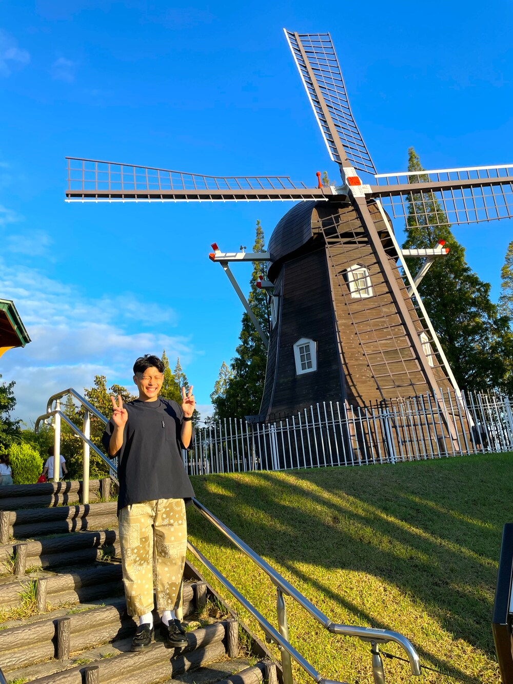 ブラック系のTシャツ/カットソー、ベージュ系のその他パンツ、ブラック系のその他シューズを着用したメンズの秋コーディネートの1枚目の写真