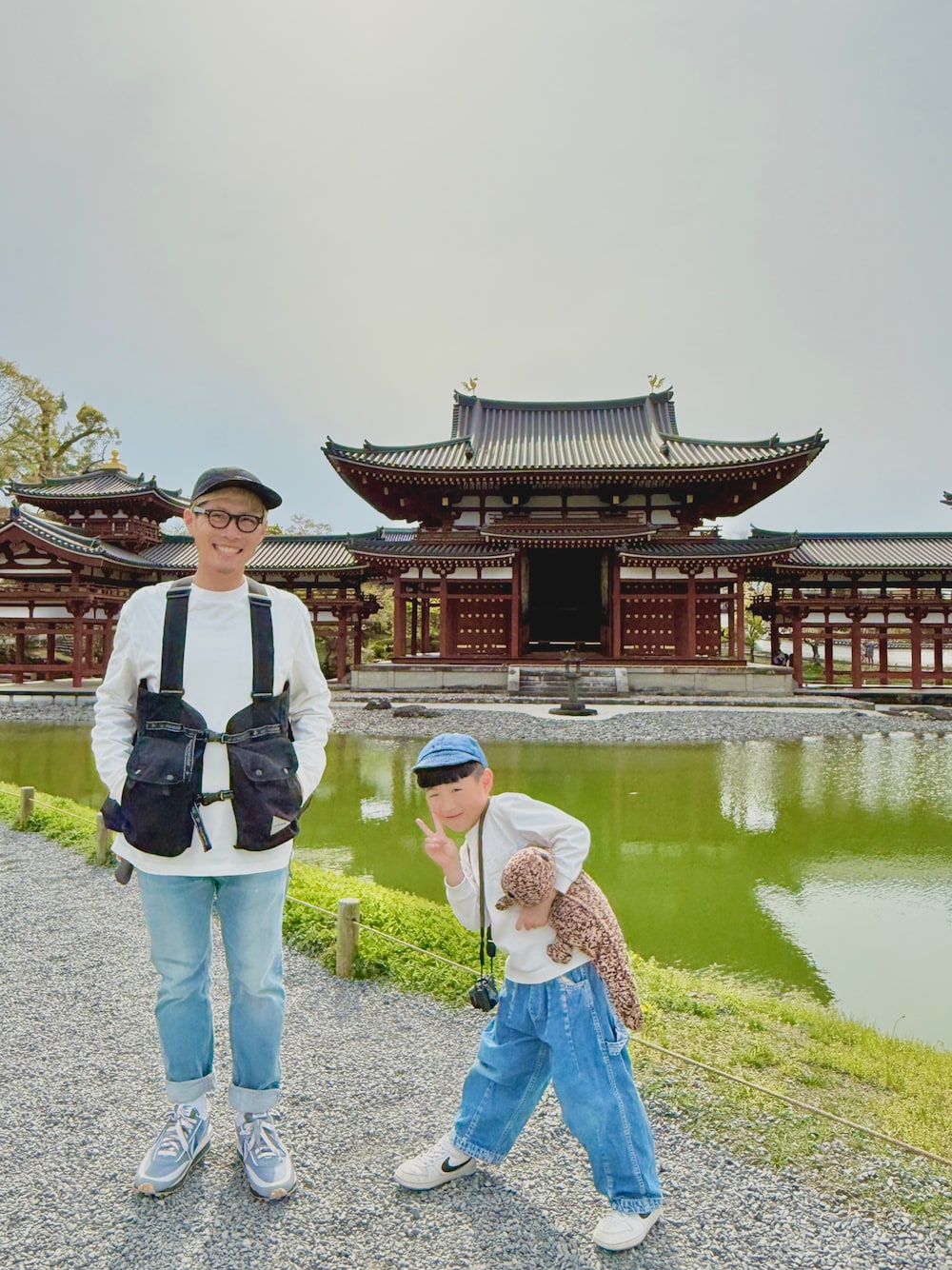 ブルー系のデニムパンツ、グレー系のスニーカー、ホワイト系のTシャツ/カットソーを着用したメンズの春コーディネートの1枚目の写真