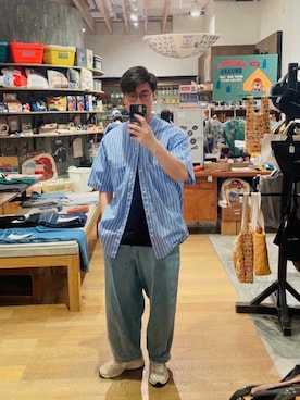 「plain-me（プレインミー）のアイテム（パンツ）」を使った、Ken Makさん（メンズ・178cm）の春コーディネート
