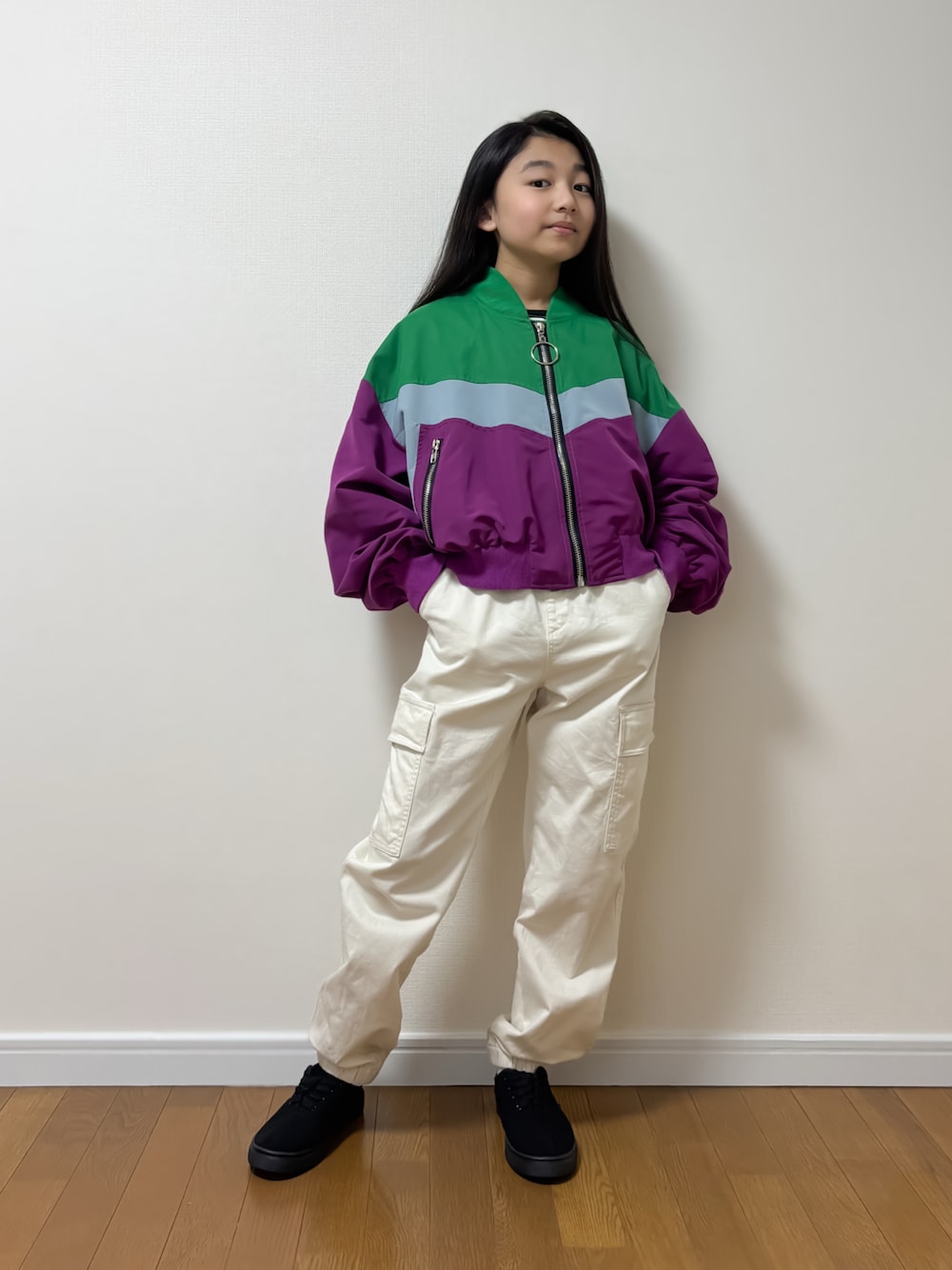 「春アウター、カジュアルコーデ、スニーカー、古着MIX、春色、プチプラ、カーゴパンツ、キッズコーデ、ブルゾン、ジャケット、ナイロンジャケット、小学生男子、小学生、ストリート、マルチカラー」｜「GRLの配色ラインブルゾン（ブルゾン、その他）」を使った、TARÖSUKEさん（キッズ・146cm）の春コーディネートの1枚目の写真