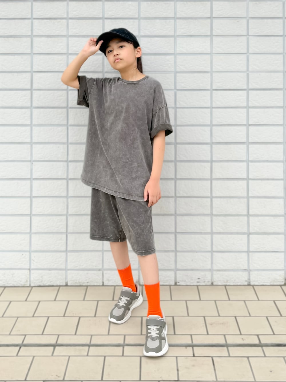 「夏コーデ、休日スタイル、セットアップ、シンプル、キャップ、スニーカー、ハーフパンツ、小学生、9歳、靴下屋、Tシャツ、あんすきっず、プチプラ、夏だ！Tシャツ着よう！」｜「瞬足の【別注】＜ 瞬足 ＞プラットフォーム スニーカー 19cm-25cm（スニーカー、グレー系）」を使った、TARÖSUKEさん（キッズ・143cm）の夏コーディネートの1枚目の写真
