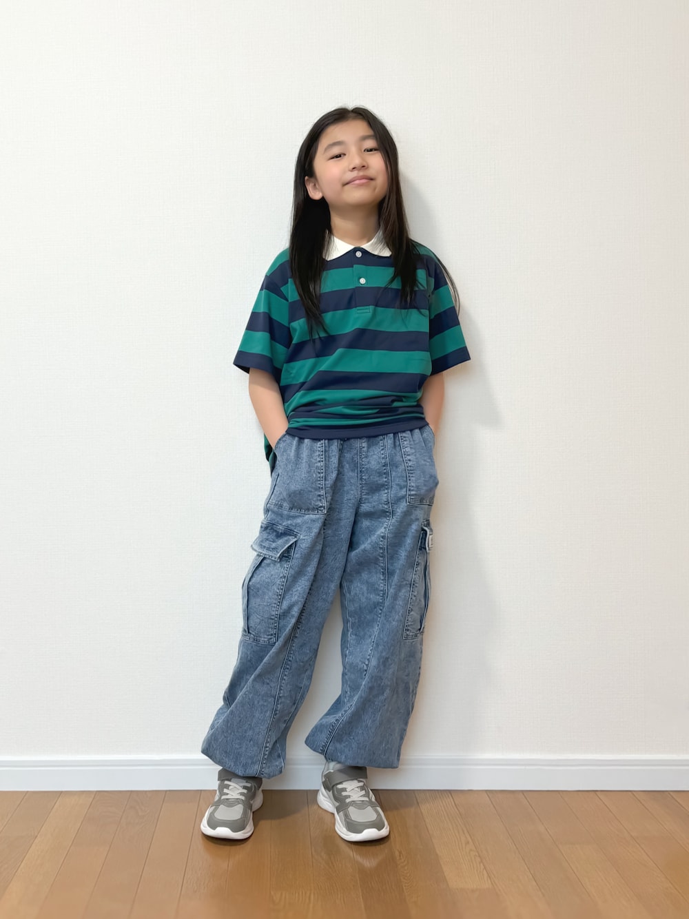 「ボーダー、ポロシャツ、カーゴパンツ、デニム、シンプル、スニーカー、キッズコーデ、9歳、夏コーデ、春夏コーデ、UNIQLO、シャツスタイル」｜「UNIQLOのドライカノコボーダーポロシャツ（ポロシャツ、グリーン系）」を使った、TARÖSUKEさん（キッズ・142cm）の春コーディネートの1枚目の写真